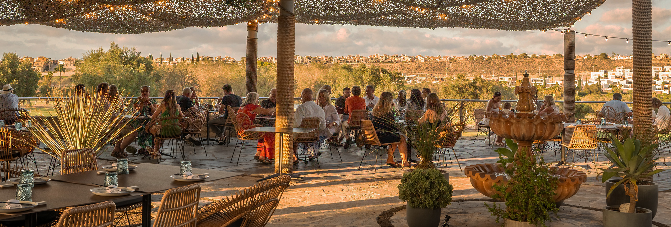 Terraza de Frijolino en una noche de verano en La Finca Resort