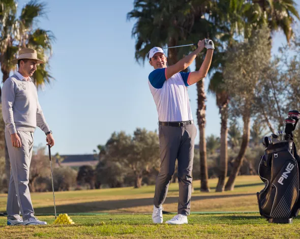 golfista dando clases en academia de golf La Finca