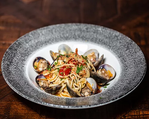 Linguine alle vongole con almejas, ajo fresco y peperoncino