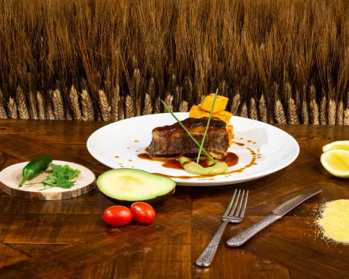 Short ribs de ternera asado con nuestra maceración especial salsa barbacoa al mezquite y crujiente polenta frita