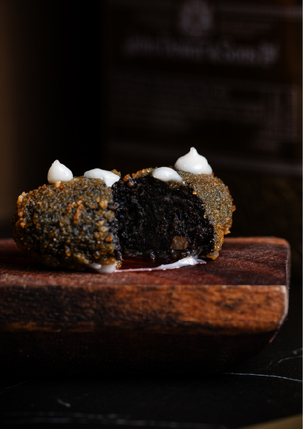 Croqueta de calamar encebollado